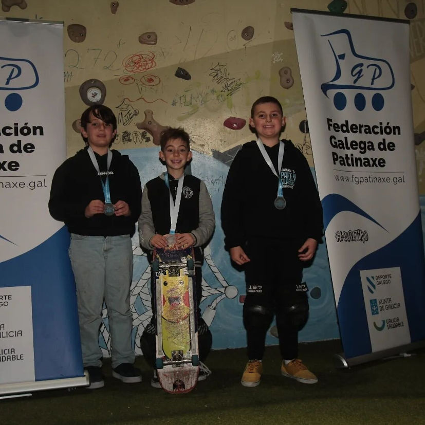 Jorge García (centro) en la entrega de medallas junto con los otros dos niños premiados.